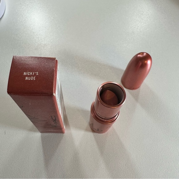MAC Amplified Creme Lipstick - Picture 5 of 6